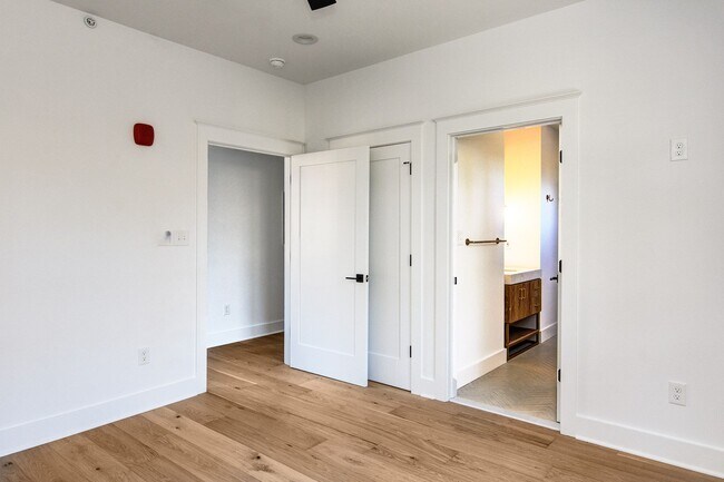 Building Photo - 20 E Redman Ave