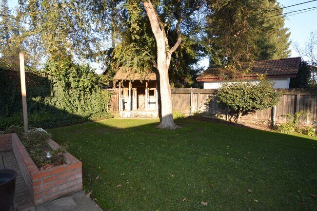 Building Photo - Cute Home in Beverly Glen Area