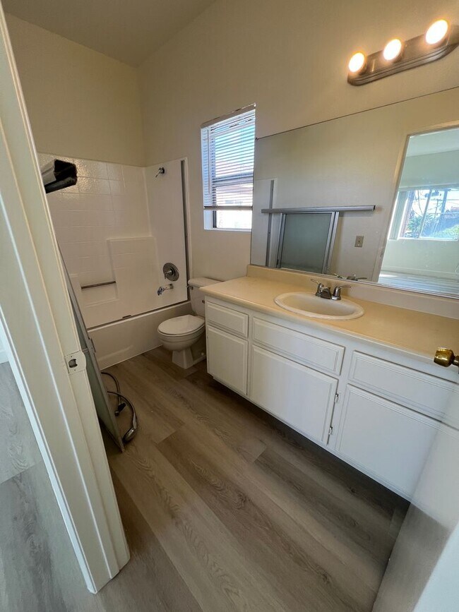 Building Photo - 702 Jay Cir