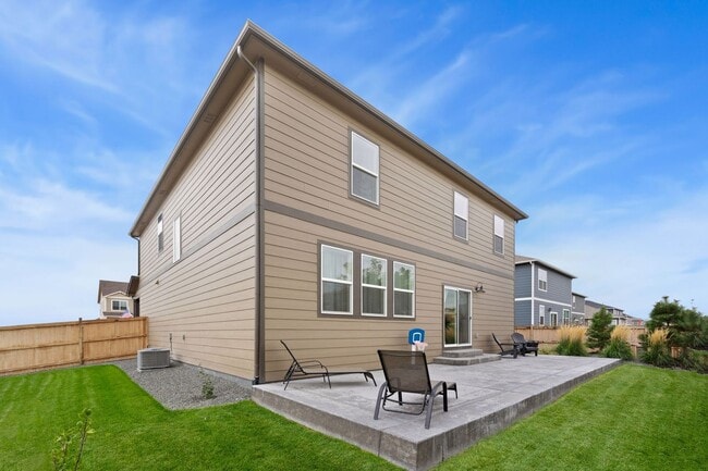 Building Photo - Upgraded 5-Bedroom Home in Immaculate Condition