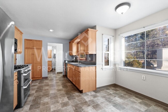 Building Photo - South Hill Charm