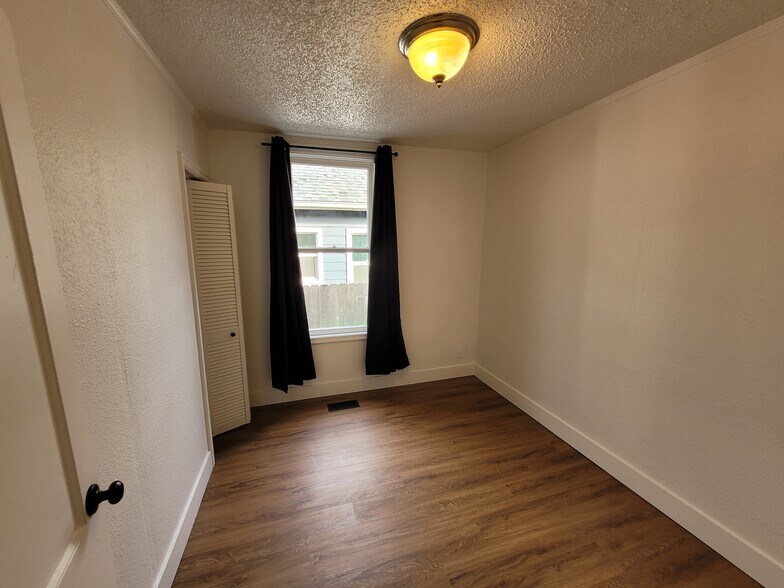 Building Photo - 1574 SE Sherrett Street