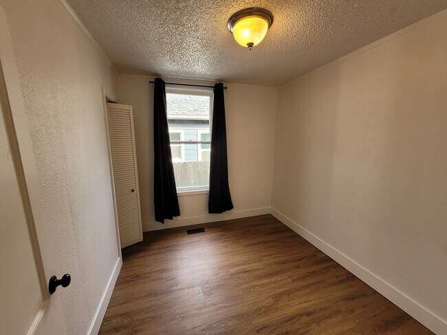 Building Photo - 1574 SE Sherrett Street