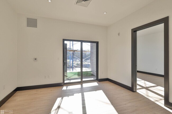 Building Photo - 2 bedroom / 2 bathroom apartment at Waterm...