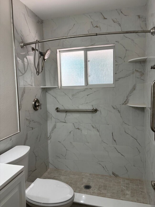 Building Photo - For Rent in Southgate