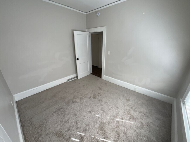 Building Photo - Charming 3 bedroom/1.5 bathroom REMODELED home close to High Point University