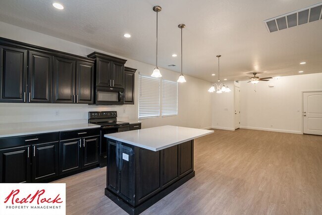 Building Photo - 3 Bedroom Single-Level Home In Quiet St. G...