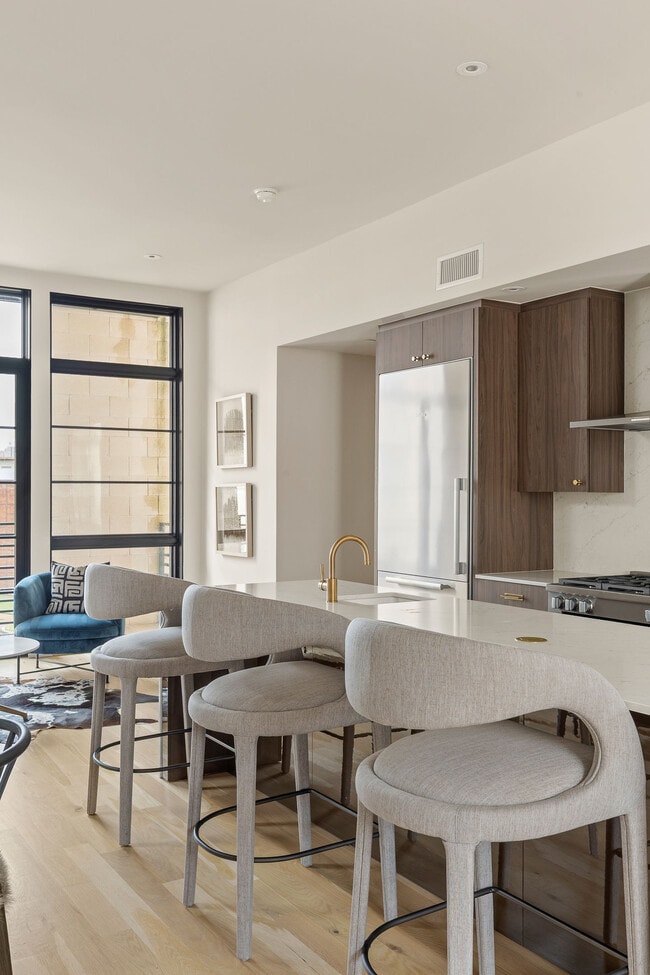 Building Photo - 1325 N Dewey Ave