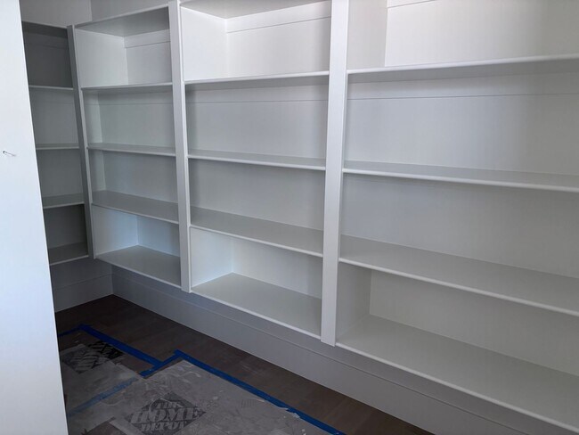 Building Photo - Gorgeous 7 bed 8 bath home with Swimming Pool and RV Garage