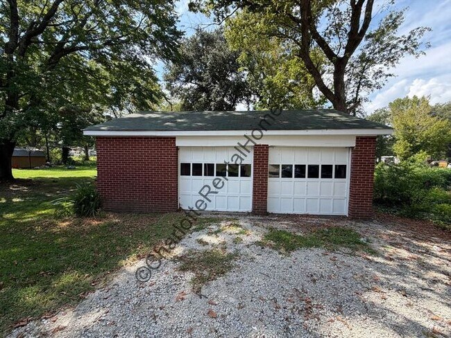 Building Photo - Updated 3 bedroom, 2 bathroom house for rent in Shelby, NC