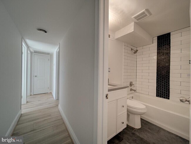 Building Photo - 2303 W Longview Dr