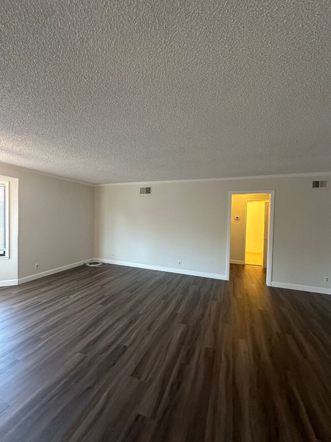 Building Photo - Condo, ready for move-in!