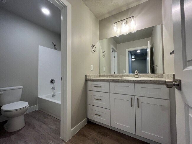 Building Photo - Cedar Bend Home