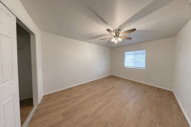 Building Photo - Private Turfed Yard! Large 5 Bed / 3 Bath House on Dorothy