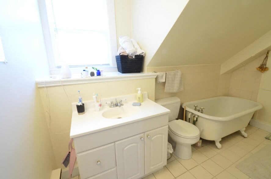 Building Photo - 41 Coolidge St