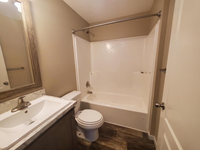 Building Photo - 15 Starling Hill Dr