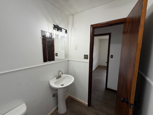 Building Photo - 502 Bluebird Dr