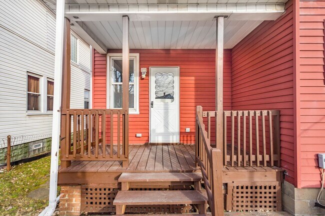 Building Photo - Stunning 3 bedroom home in Ambridge available August 1!