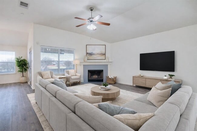 Building Photo - 740 Dark Horse Ln