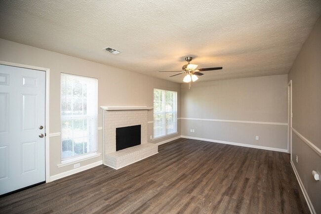 Building Photo - ** 3 Bed 2 Bath located off Wares Ferry rd...