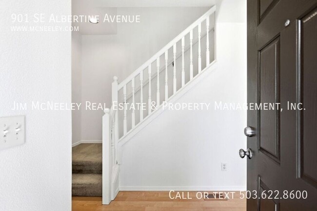 Building Photo - 901 SE Albertine St