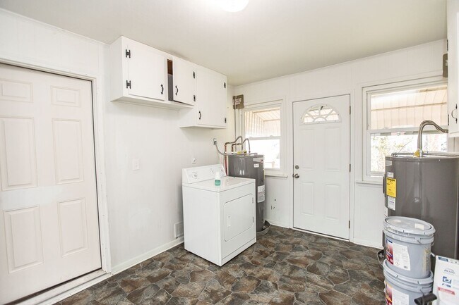 Building Photo - 9275 Hickory St