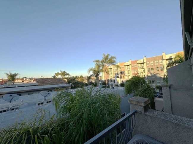 Building Photo - Stunning 2 Bed / 2.5 Bath Condo with 2-Car Garage in North Park