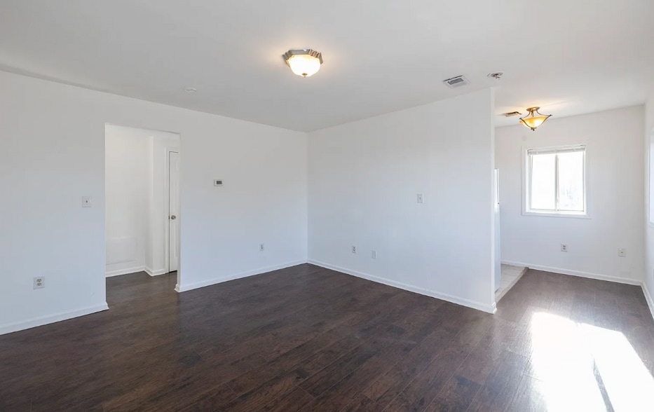 Building Photo - 506 Eastern Ave NE