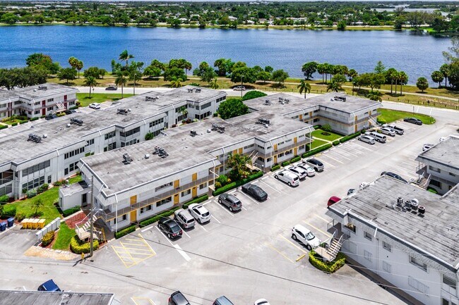 Building Photo - 3120 Lake Osborne Dr