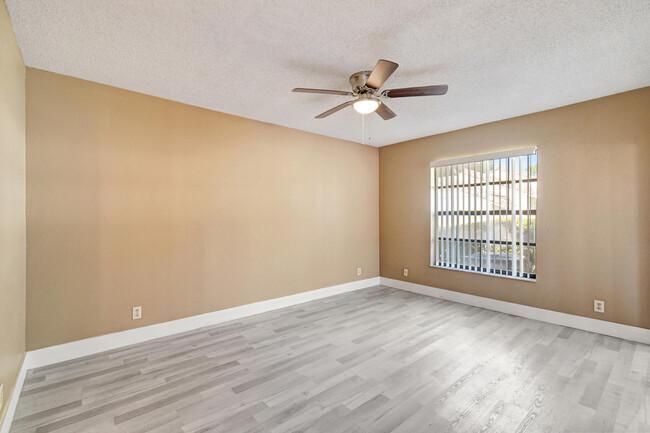 Building Photo - 492 Hardwood Pl