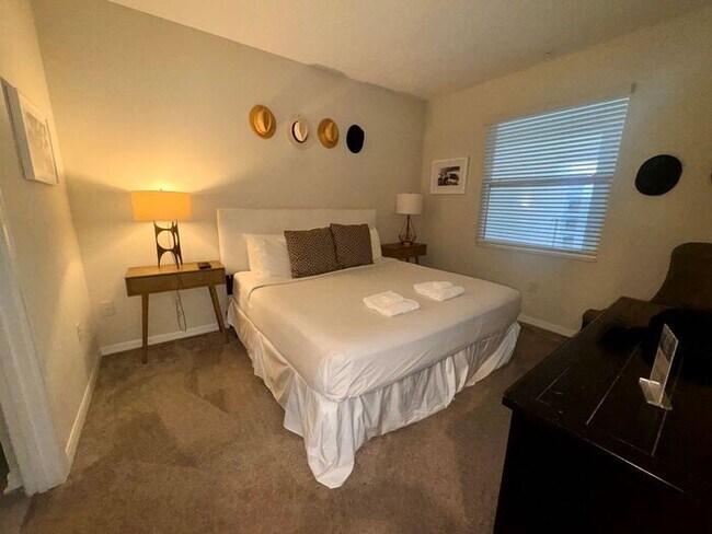 Building Photo - Fully Furnished 2/2 Luxury Storey Lake Condo near Disney with a Stunning Balcony Viiew!