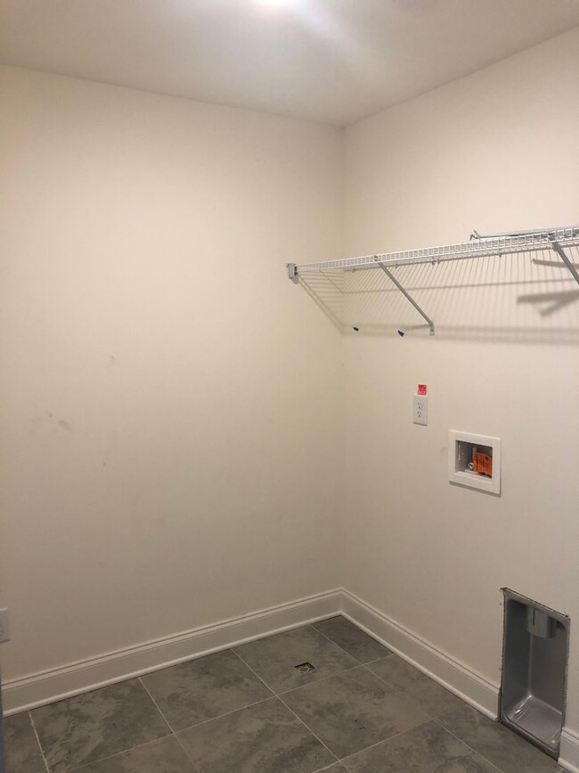 Building Photo - Townhome with 3 Bed/2.5 Bath w 1 Car Garag...