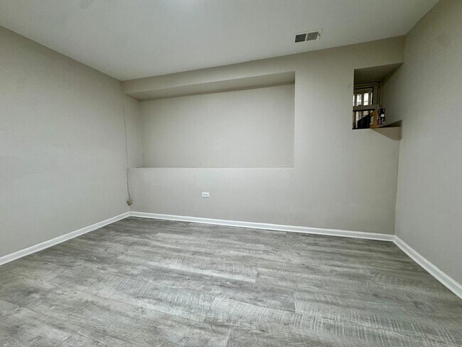 Building Photo - 1709 N Maplewood Ave