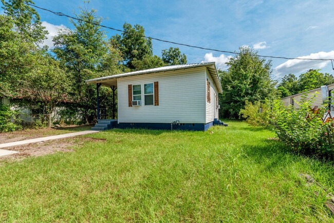 Building Photo - Recently updated cozy 2 bed/1 bath, single...