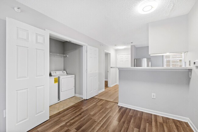 Building Photo - University Woods Retreat: 4 BR/4 Bath minutes to NCSU!