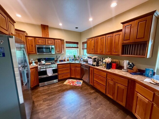 Building Photo - Spacious 4 Bed 3.5 Bath Home in Frenchtown!