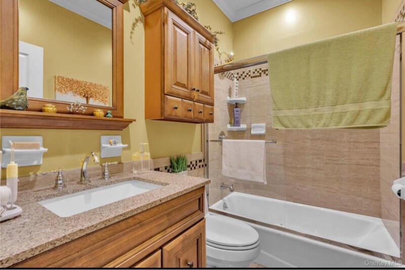 Building Photo - 150 S 6th Ave