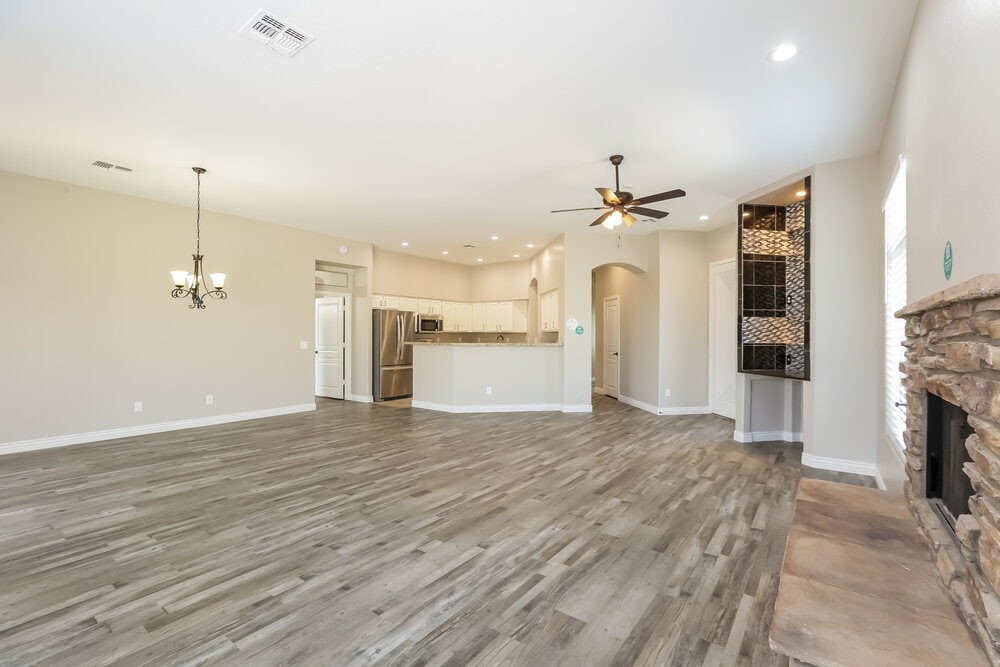 Building Photo - 2102 E Fawn Dr