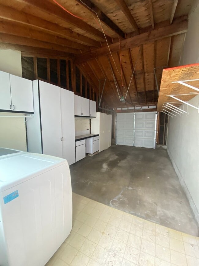 Building Photo - Two Bedroom Condo Close to Orange Circle