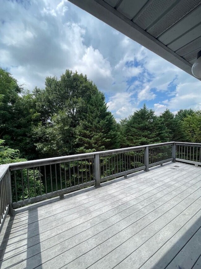 Building Photo - City of Maryville 1 bedroom with garage Call Ed Johnson 865-924-5045 or Debra Johnson 865-591-8281