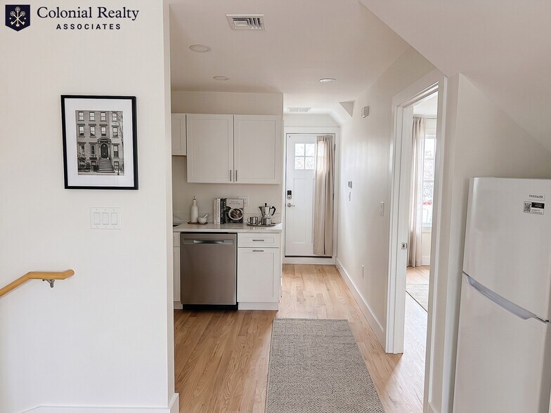 Building Photo - 69 Elm St