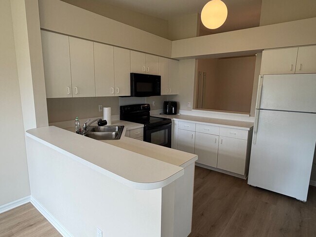 Building Photo - ANNUAL RENTAL - 2 BED / 2 BATH AT REGENT PARK
