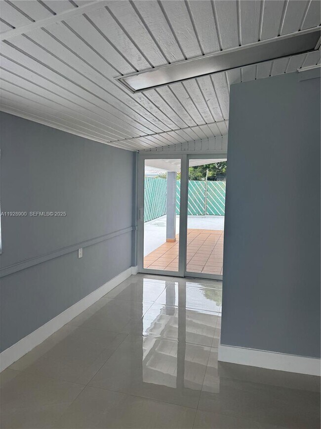 Building Photo - 881 Hialeah Dr