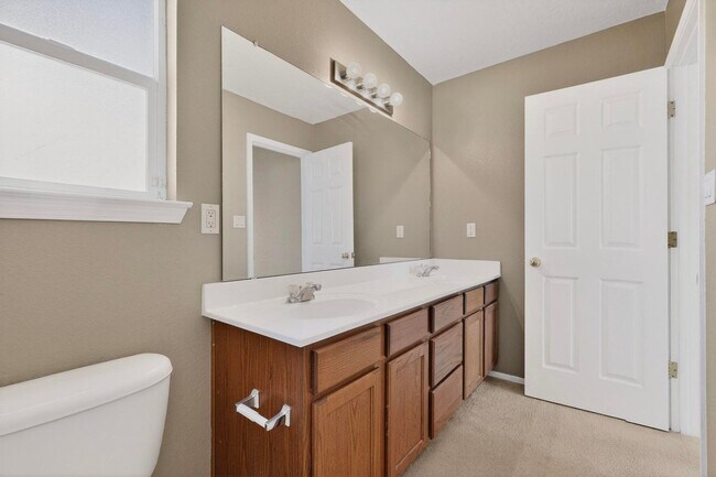 Building Photo - West Side 2/story 3 Bedroom 2.5 Bath 1605/sf 2/CG