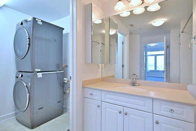 Building Photo - Bright & Spacious Condo in Great Location!