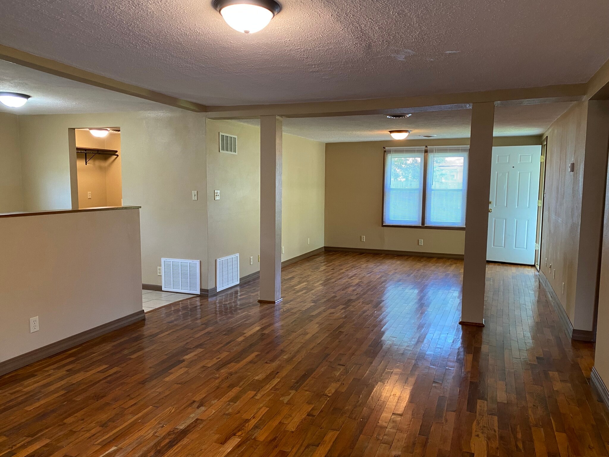 Building Photo - 208 E Maiden Ln