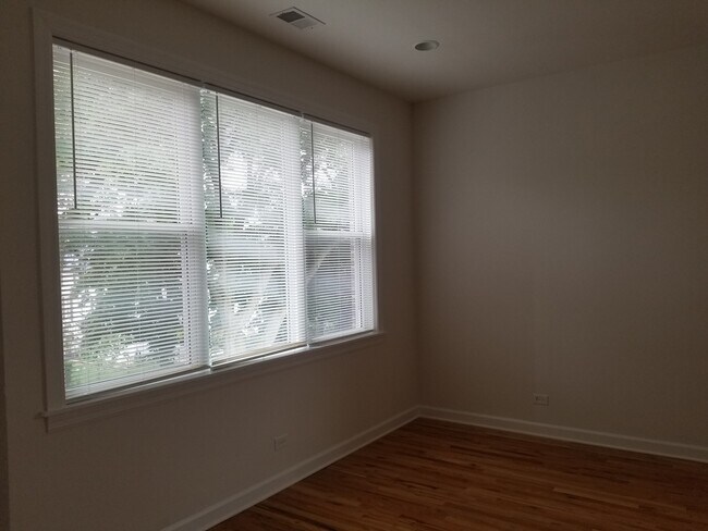 Building Photo - 4907 N Harding Ave