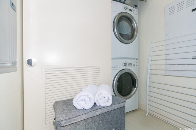 Building Photo - 888 Kapiolani Blvd