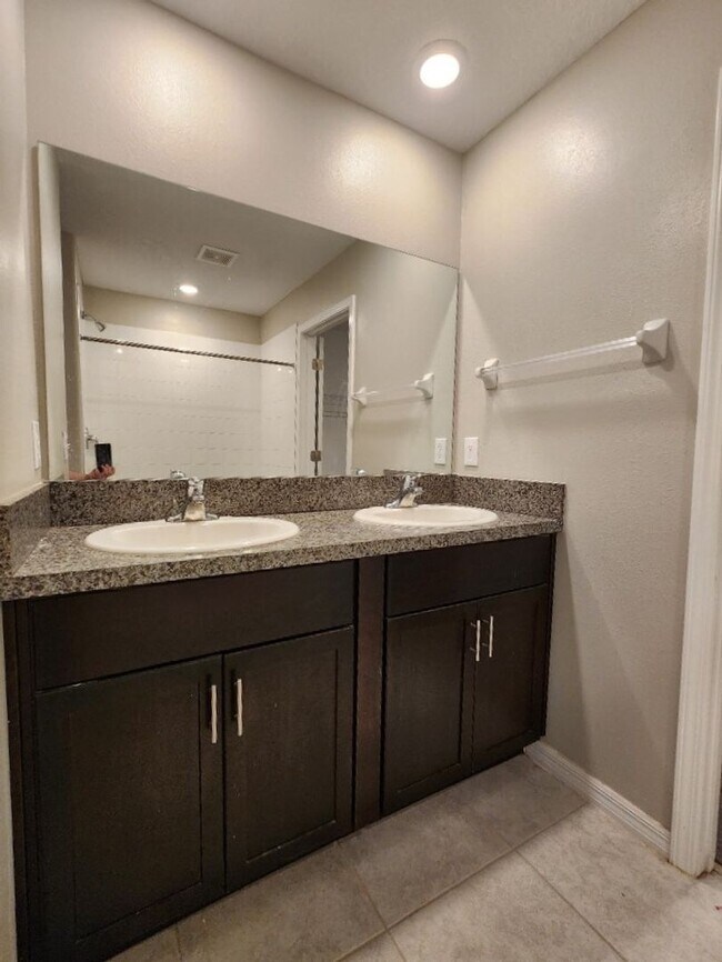 Building Photo - Gorgeous 4-Bedroom, 2.5-Bathroom Home in Riverview