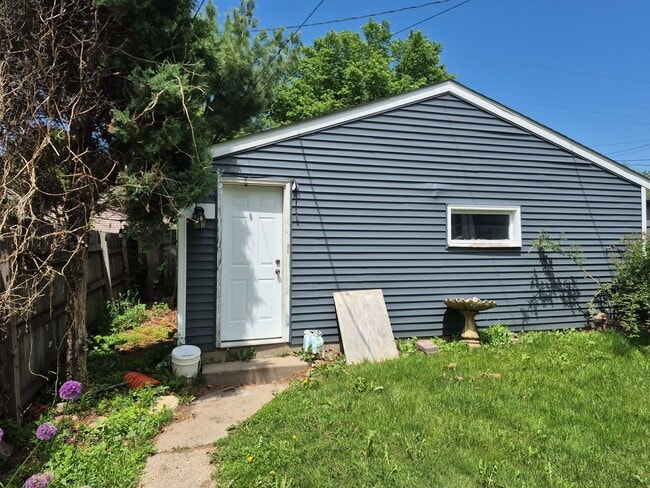 Building Photo - Single Family Home w/ Garage in Daytons Bl...
